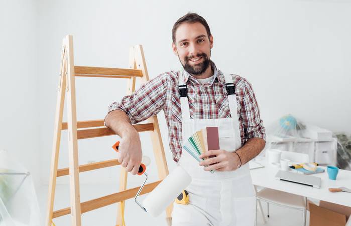 Painters and varnishers not only wield a brush, but are experts when it comes to colors and building materials. (Photo: AdobeStock - 132678478 stock)